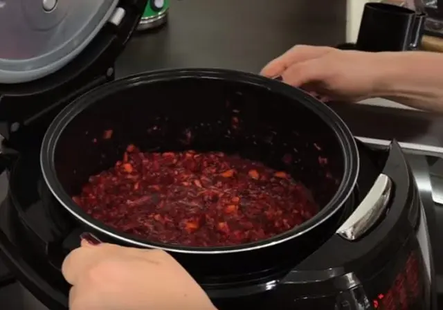 Borscht dressing with tomatoes