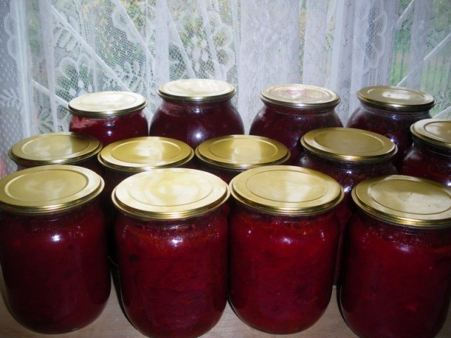 Borscht dressing with tomatoes