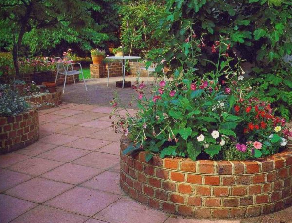 Brick flower beds: do it yourself