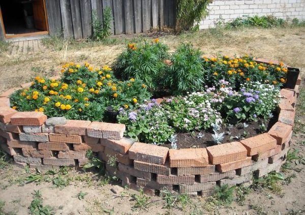 Brick flower beds: do it yourself