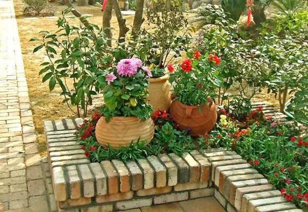 Brick flower beds: do it yourself