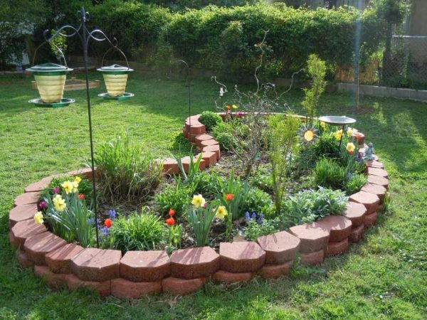 Brick flower beds: do it yourself