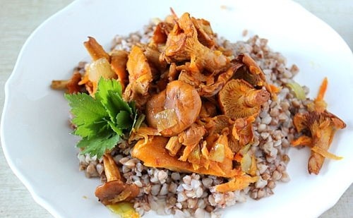 Buckwheat with chanterelle mushrooms: how to cook, recipes and photos