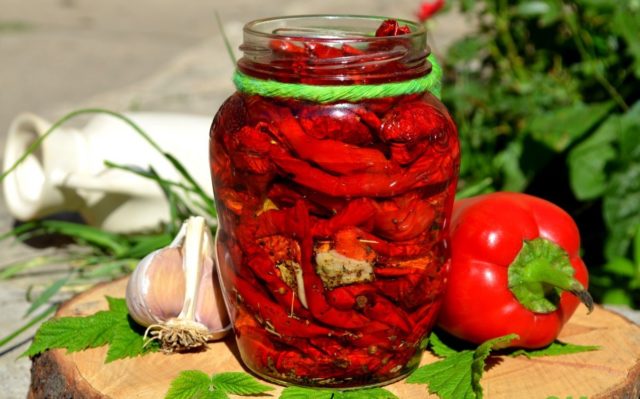 Bulgarian dried peppers in oil for the winter: the best recipes in the oven, in the dryer, in the microwave