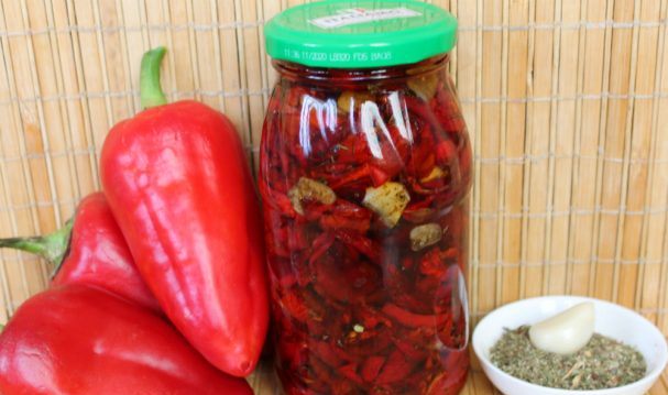 Bulgarian dried peppers in oil for the winter: the best recipes in the oven, in the dryer, in the microwave