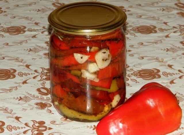 Bulgarian dried peppers in oil for the winter: the best recipes in the oven, in the dryer, in the microwave