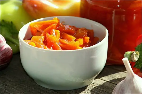 Bulgarian lecho on tomato juice for the winter