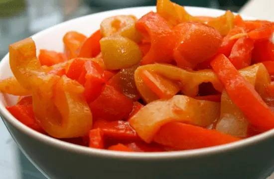 Bulgarian lecho on tomato juice for the winter