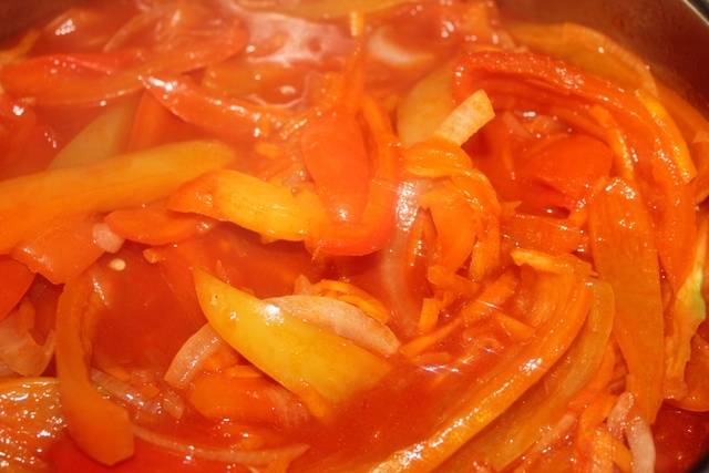 Bulgarian lecho on tomato juice for the winter