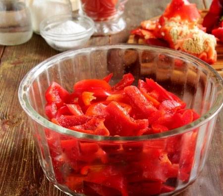 Bulgarian lecho on tomato juice for the winter