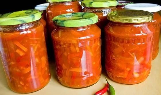 Bulgarian lecho on tomato juice for the winter