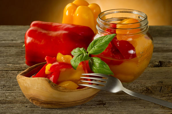 Bulgarian pepper in its own juice for the winter: the best recipes for cooking without cooking, without sterilization