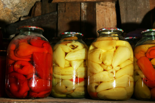 Bulgarian pepper in its own juice for the winter: the best recipes for cooking without cooking, without sterilization