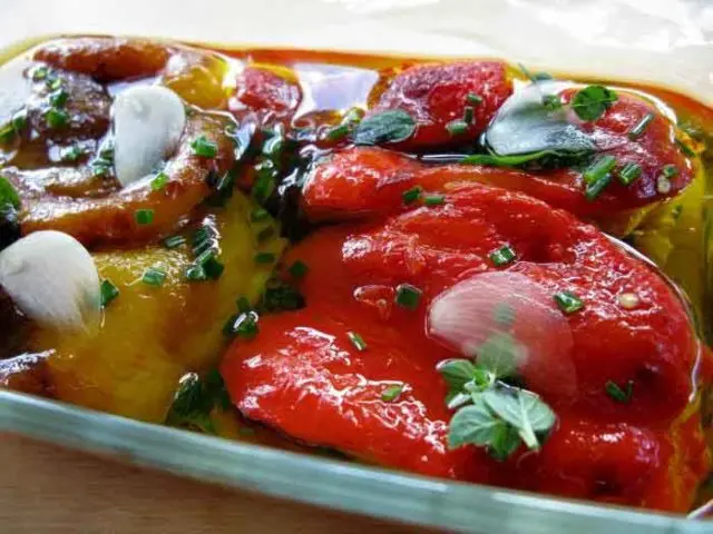 Bulgarian pepper in its own juice for the winter: the best recipes for cooking without cooking, without sterilization