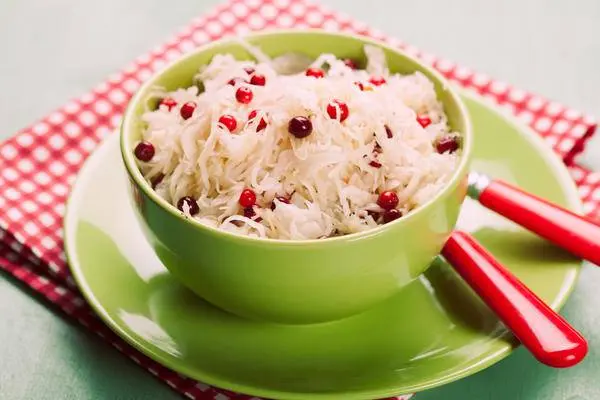 Cabbage pickled with cranberries for the winter