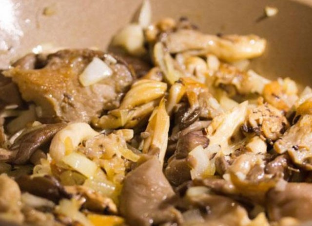 Cabbage stewed with oyster mushrooms: step by step cooking recipes