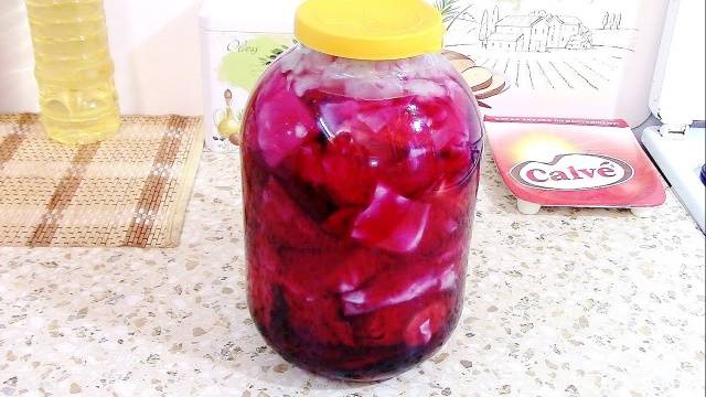 Cabbage with beets marinated for the winter