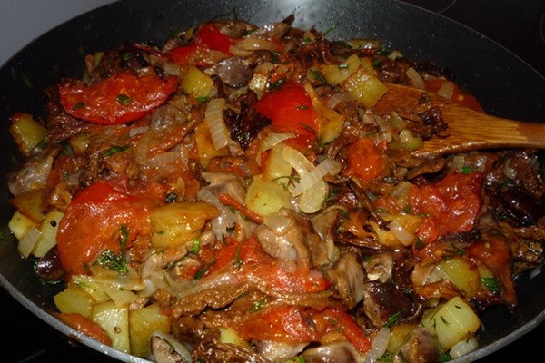 Cabbage with meat and mushrooms: delicious recipes