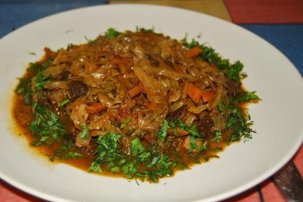 Cabbage with meat and mushrooms: delicious recipes