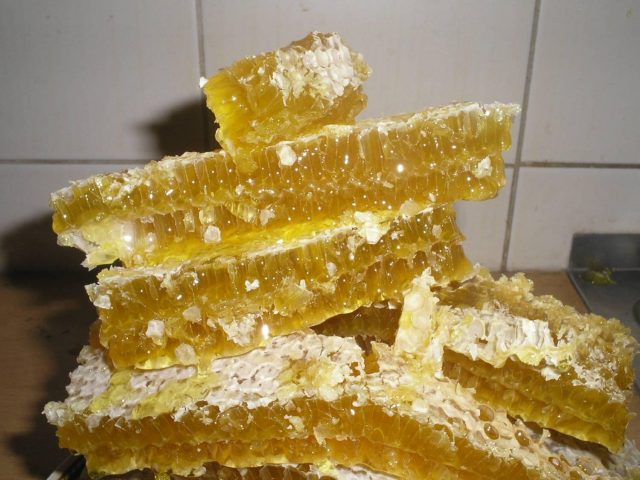 Can you eat honeycomb wax?