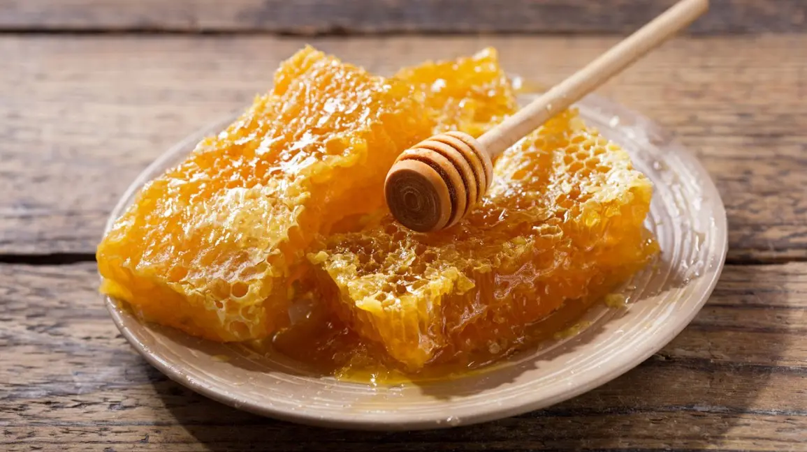 Can you eat honeycomb wax?