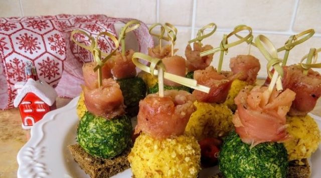 Canape with salmon on skewers and without: 17 recipes for original snacks with photos