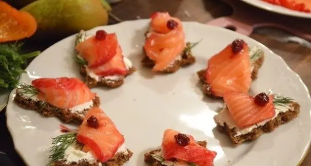 Canape with salmon on skewers and without: 17 recipes for original snacks with photos