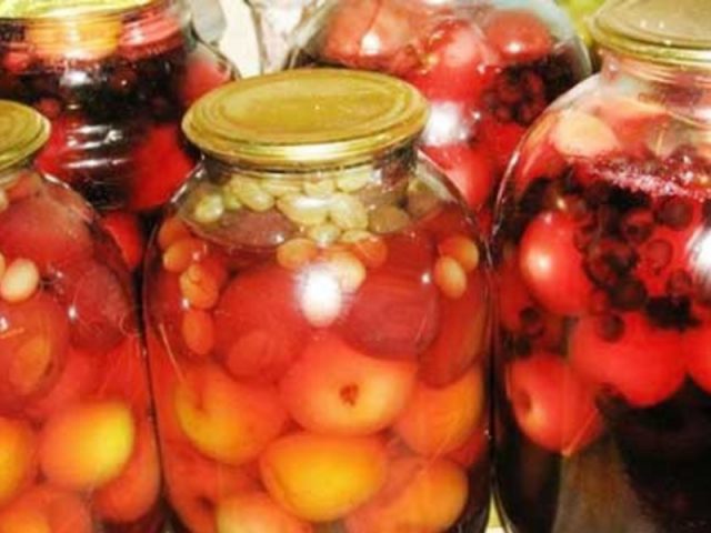 Canned peaches in syrup for the winter