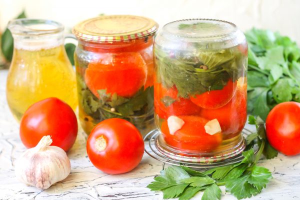 Canned tomatoes in apple juice without sterilization