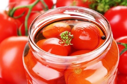 Canned tomatoes in apple juice without sterilization