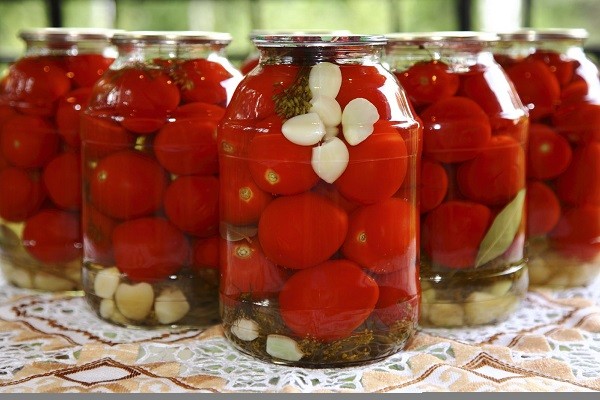 Canned tomatoes in apple juice without sterilization