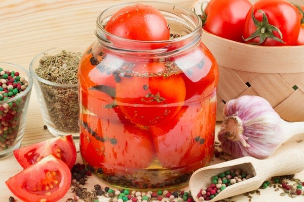 Canned tomatoes in apple juice without sterilization