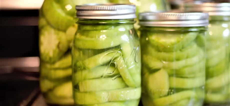 Canning green tomatoes for the winter without sterilization 