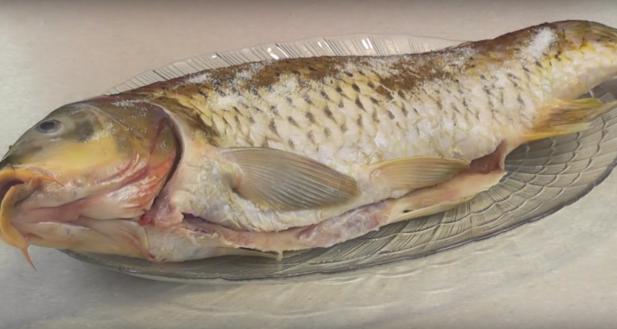 Carp in the oven in foil: whole, slices, steaks, fillets