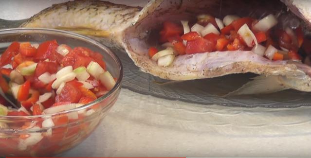 Carp in the oven in foil: whole, slices, steaks, fillets