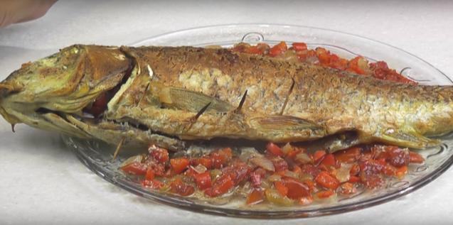 Carp in the oven in foil: whole, slices, steaks, fillets