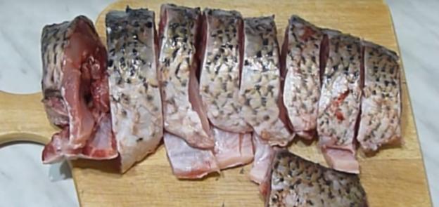 Carp in the oven in foil: whole, slices, steaks, fillets