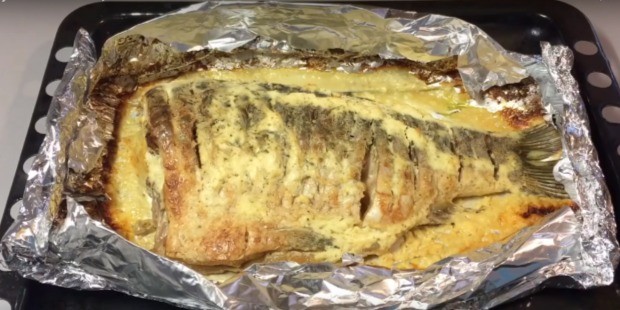 Carp in the oven in foil: whole, slices, steaks, fillets