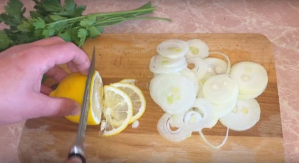 Carp in the oven in foil: whole, slices, steaks, fillets