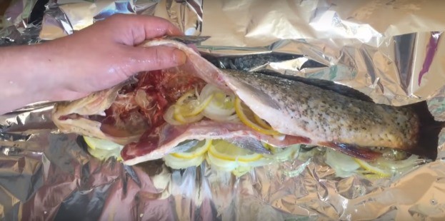 Carp in the oven in foil: whole, slices, steaks, fillets