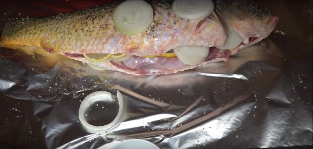 Carp in the oven in foil: whole, slices, steaks, fillets