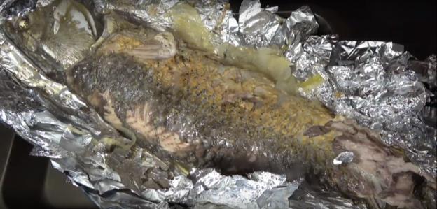 Carp in the oven in foil: whole, slices, steaks, fillets