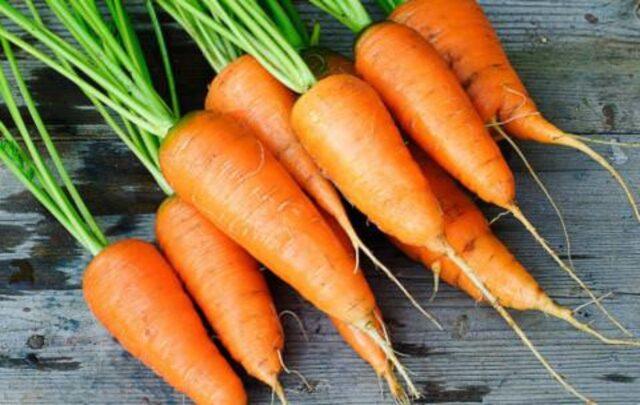 Carrots burst and crack in the ground in the garden: reasons for what to do