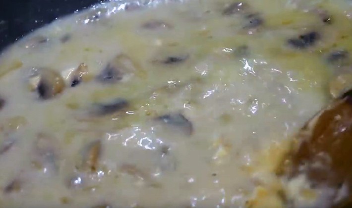 Champignon dish with chicken and cheese