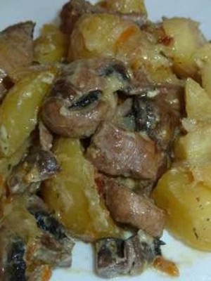 Champignon dish with chicken and cheese