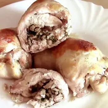 Champignon dishes with chicken legs