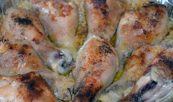 Champignon dishes with chicken legs