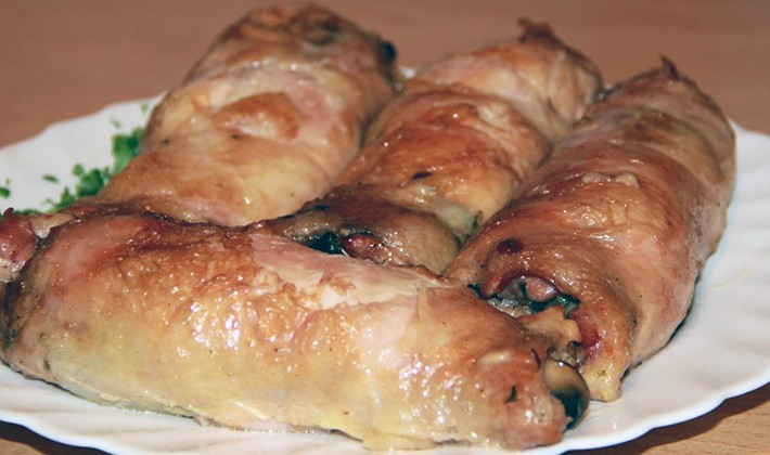 Champignon dishes with chicken legs