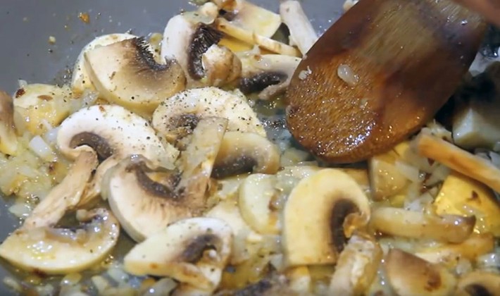 Champignon dishes with chicken legs