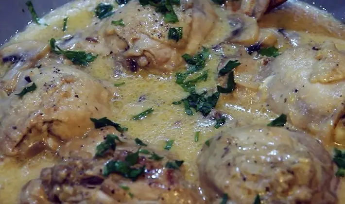 Champignon dishes with chicken legs